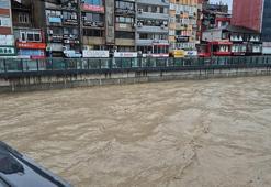 Zonguldak'ta sağanak; dereler taştı, istinat duvarı çöktü