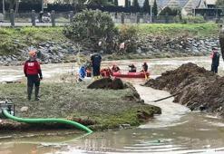 Kağıthane’de selde kaybolanları aramak için göletle dere arasına kanal açıldı