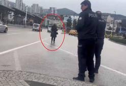 Eşinin, çocuklarını göstermediğini iddia edip, boğazına bıçak dayadı