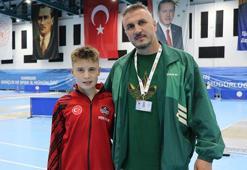 Dayısının yönlendirmesiyle başladığı eskrimde Türkiye şampiyonu oldu
