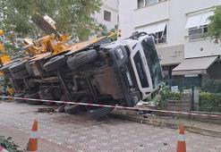 Kadıköy'de devrilen vinç 11 katlı binaya çarptı