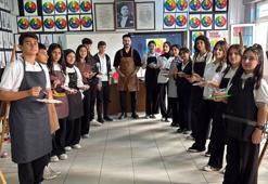 Okulda kurulan sanat atölyesinde yeteneklerini keşfedip ressam olmak istiyorlar