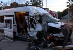 Arnavutköy'de servis minibüsü park halindeki hafriyat kamyonuna çarptı: 9 yaralı