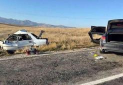 Otomobiller kafa kafaya çarpıştı: 4 ölü, 4 yaralı