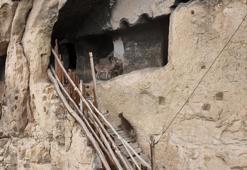 Tunceli’de 25 odalı tarihi ‘İn Delikleri’ne tırmanan yaban keçileri dronla görüntülendi