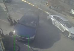 Esenyurt'ta motosiklete ve yayaya çarpan otomobil kamerada: 2 ağır yaralı
