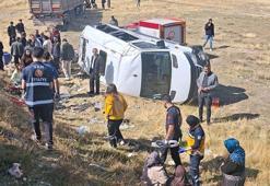 TIR'la yolcu minibüsü çarpıştı; 1'i ağır, 11 yaralı