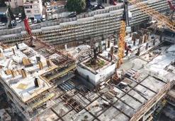 Haliç’in kıyısındaki inşaatın ortasında kalan ağaç havadan görüntülendi