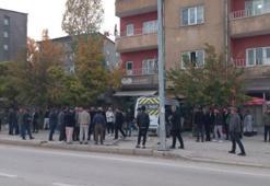 Yüksekova’da sürücüsü kalp krizi geçiren öğrenci servisi binaya çarptı
