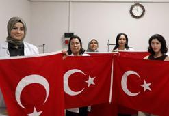 Bayrak sevgisini el emeğiyle yaşatıyorlar