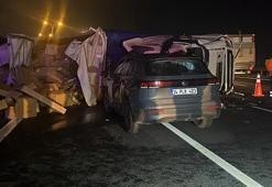 Otoyolda karşı şeride geçen TIR otomobile çarptı: 1 ölü, 2 yaralı