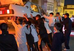 Kız istemeye gittikleri mahallede meşaleler yakıp, çekicideki otomobile patinaj yaptırdılar