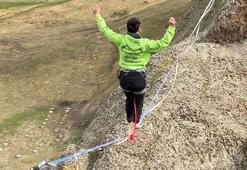 120 metre genişliğinde 60 metre derinliğindeki kanyonda halat üzerinde yürüyüş