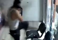 Beze sardığı kaldırım taşıyla telefoncu ve bankanın camını kırıp hırsızlık yapan şüpheli yakalandı; o anlar kamerada