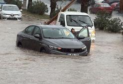 Bodrum’da sağanak; cadde ve sokaklar göle döndü, araçlar yolda kaldı