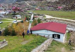 Gelenek yine bozulmadı; kış öncesi minareyi yatırdılar