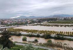 Dalaman'da çay taştı, yollar göle döndü, su baskınları yaşandı