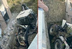 İş makinesi binaya çarpıp devrildi: operatör yaralandı