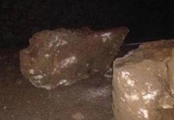 Adana'da dağdan kopan kayalar, kara yoluna yuvarlandı