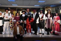 Sahneledikleri oyunun geliriyle ilkokulu baştan sona yenilediler