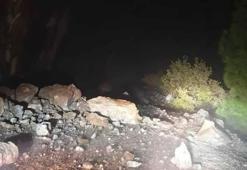 Adana'da kayaların düştüğü yol kapandı