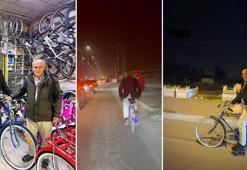 Cumhuriyet konvoyuna bisikletiyle katılan emekliye anlamlı hediye