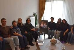 İzmir depreminde hayatını kaybeden ikizlerin arkadaşları, acılı anneyi yalnız bırakmadı
