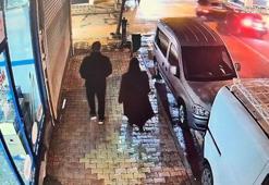 Otomobillerin vitrin camına çarpma anı güvenlik kamerasına yansıdı