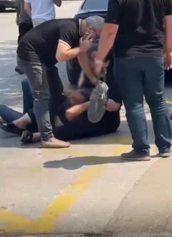Yolda karşılaştığı eski kocasını ailemi dolandırdın deyip darbetti