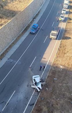 Ters yöne giren otomobille hafif ticari araç çarpıştı: 1 ölü, 3 yaralı