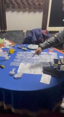 Taksimde kıraathaneye kumar operasyonu; uyuşturucu paketlerken yakalandılar