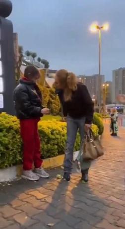 Küçükçekmecede kızına şiddet uygulayan anneye çevredekiler tepki gösterdi; Alın sizin olsun dedi