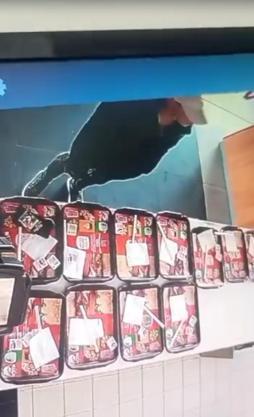 Restoranda yemek tepsisindeki cep telefonunu çaldı