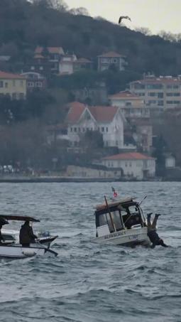 Üsküdarda denize düşen balıkçıyı diğer teknedekiler kurtardı; o anlar kamerada