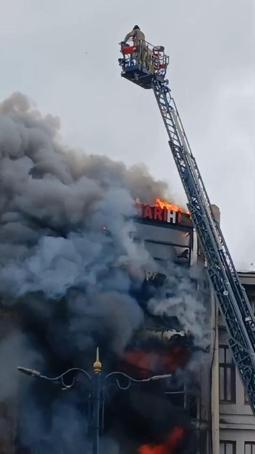 Mısır Çarşısının yanındaki 5 katlı restoran alev alev yandı