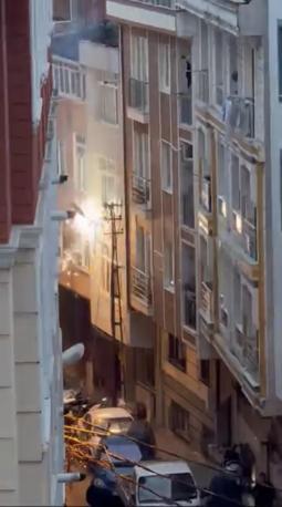 Şişli’de elektrik direğindeki patlamalar kamerada