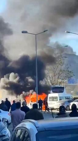 Minibüste çıkan yangın, otomobile sıçradı; cipin son anda kurtarılması kamerada