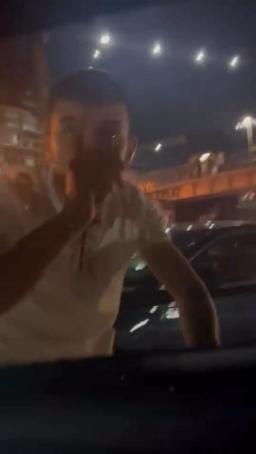 Beyoğlunda trafikte tartıştığı sürücünün otomobiline tekme ve yumrukla saldırdı