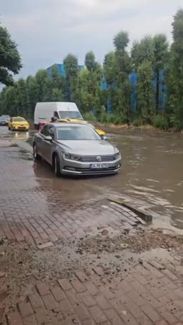 Kocaelide sağanak etkili oldu; cadde ve sokaklar göle döndü