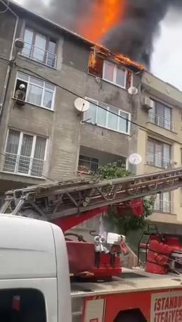 Ataşehirde 5 katlı binanın çatı katında çıkan yangın söndürüldü
