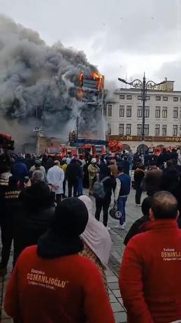 Mısır Çarşısının yanındaki 5 katlı restoran alev alev yandı