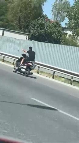 Çekmeköyde motosikletlinin tek teker üzerinde tehlikeli yolculuğu kamerada