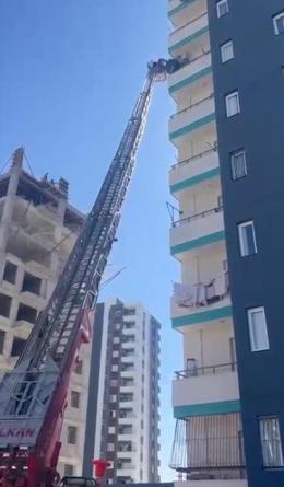 Apartmanda çıkan yangında mahsur kalan baba ve bebeğini inşaat işçisi kurtardı