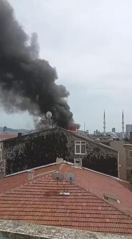Ataşehirde 5 katlı binanın çatı katında çıkan yangın söndürüldü