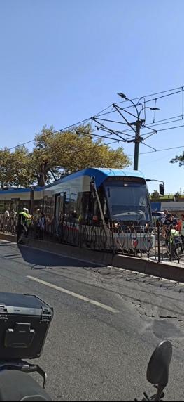 Beyoğlunda tramvay raydan çıktı