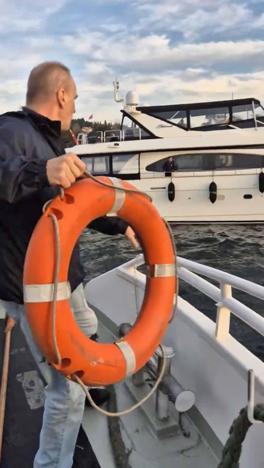 İstanbul Boğazında boğulma tehlikesi geçiren kadını denize atlayarak kurtardı; o anlar kamerada