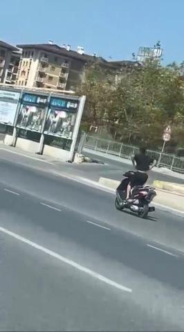 Çekmeköyde motosikletlinin tek teker üzerinde tehlikeli yolculuğu kamerada