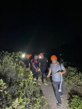 Kayalıktan düşüp ayağı kırıldı, ekipler kurtardı
