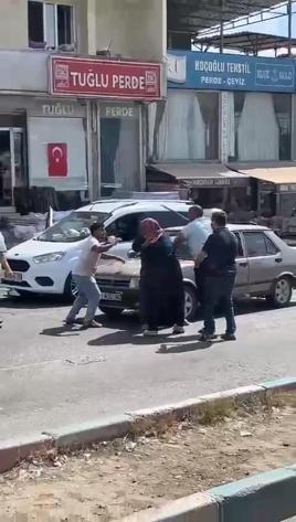 Trafikteki sopalı kavgaya kadınlar da karıştı; o anlar kamerada