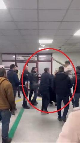 Hastanenin acil servisinde bıçaklı, tekmeli ve yumruklu kavga kamerada; 1 yaralı